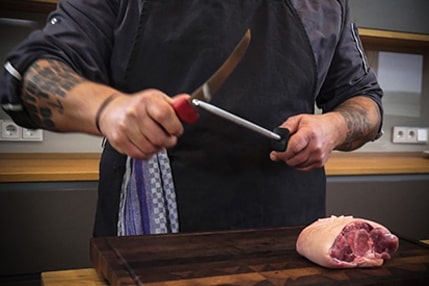 Knife sharpening with sharpening steel Knife sharpening with sharpening steel