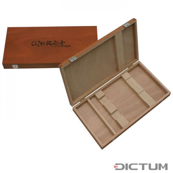 木盒，可装两把刀和一块磨刀石